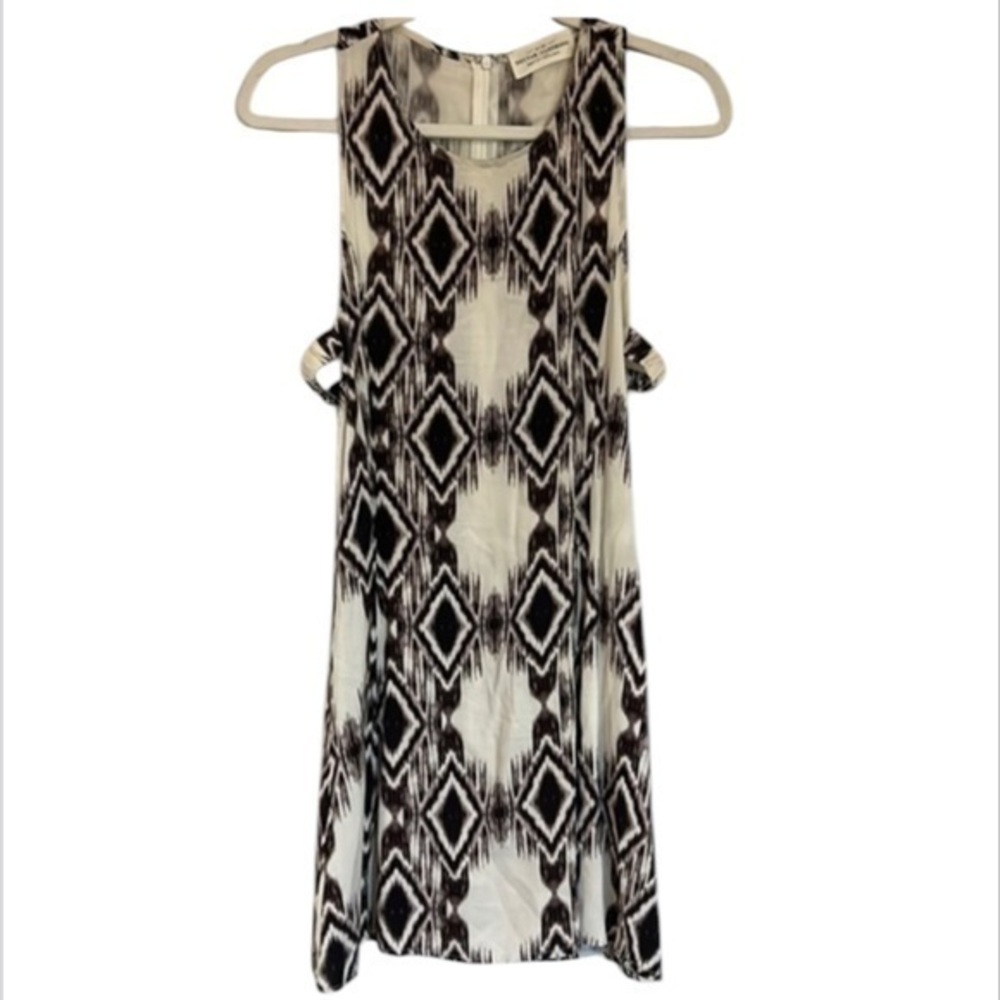 Nectar Clothing size small cream and black side cut out dress